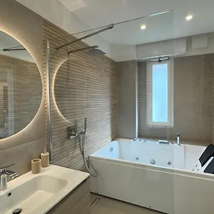 Casa Febo, In Centro Con Parcheggio Privato A 200 Mt Dal Mare Affittacamere Bordighera