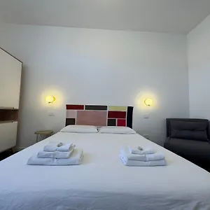 Noliday Center Art Deco Affittacamere Savona
